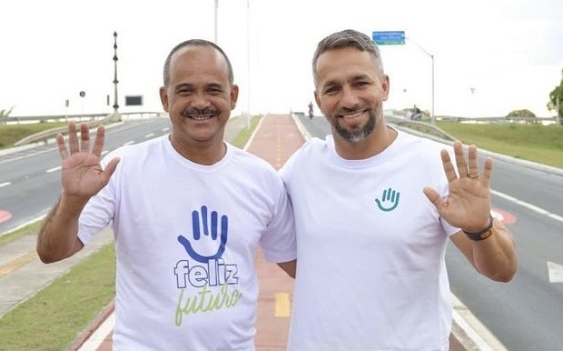 Elinaldo Araújo e Flávio Matos, e a definição da expressão ‘sorriso amarelo’: refere-se a um sorriso forçado ou não genuíno, geralmente usado para disfarçar desconforto ou falta de graça numa situação. Foto: Divulgação